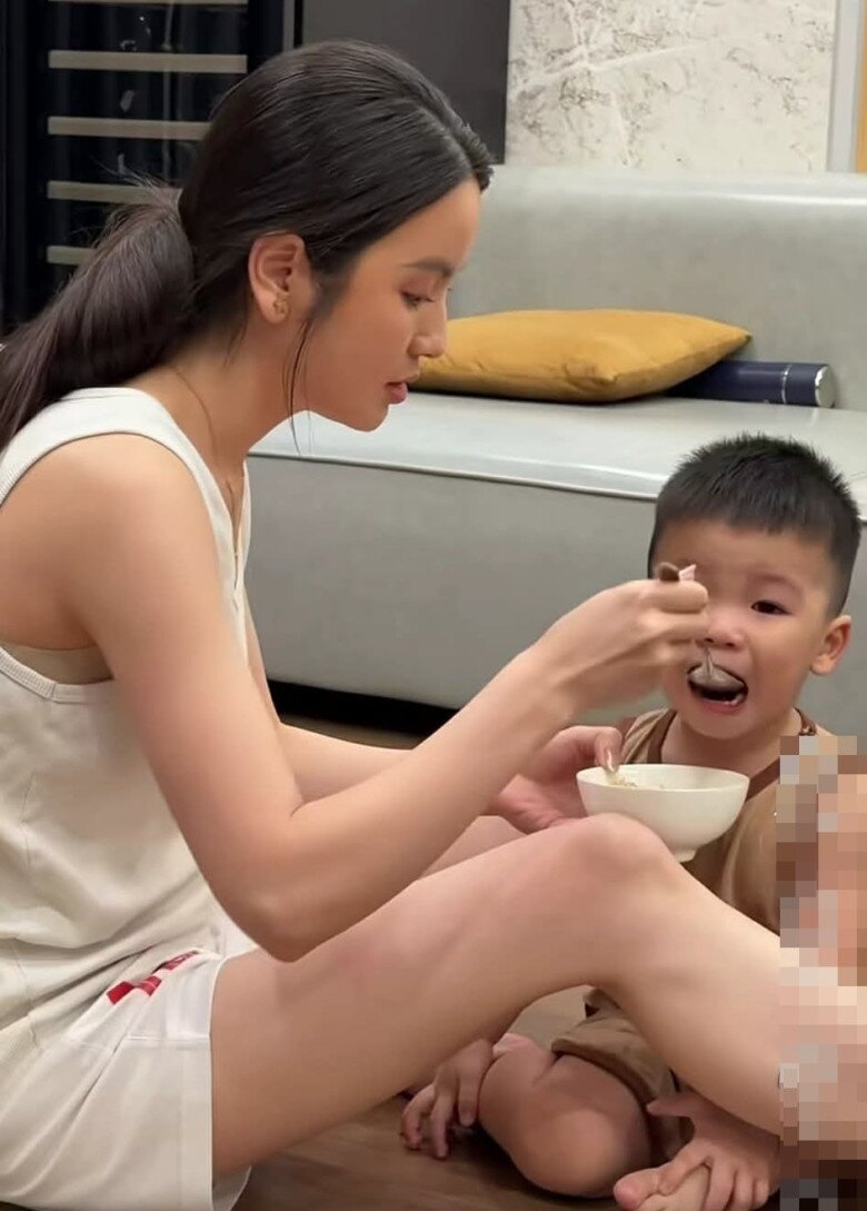 Ra đường lộng lẫy trên xe hơi 8 tỷ, Chu Thanh Huyền ở nhà chăm con trai Quang Hải với diện mạo khác hẳn - 6