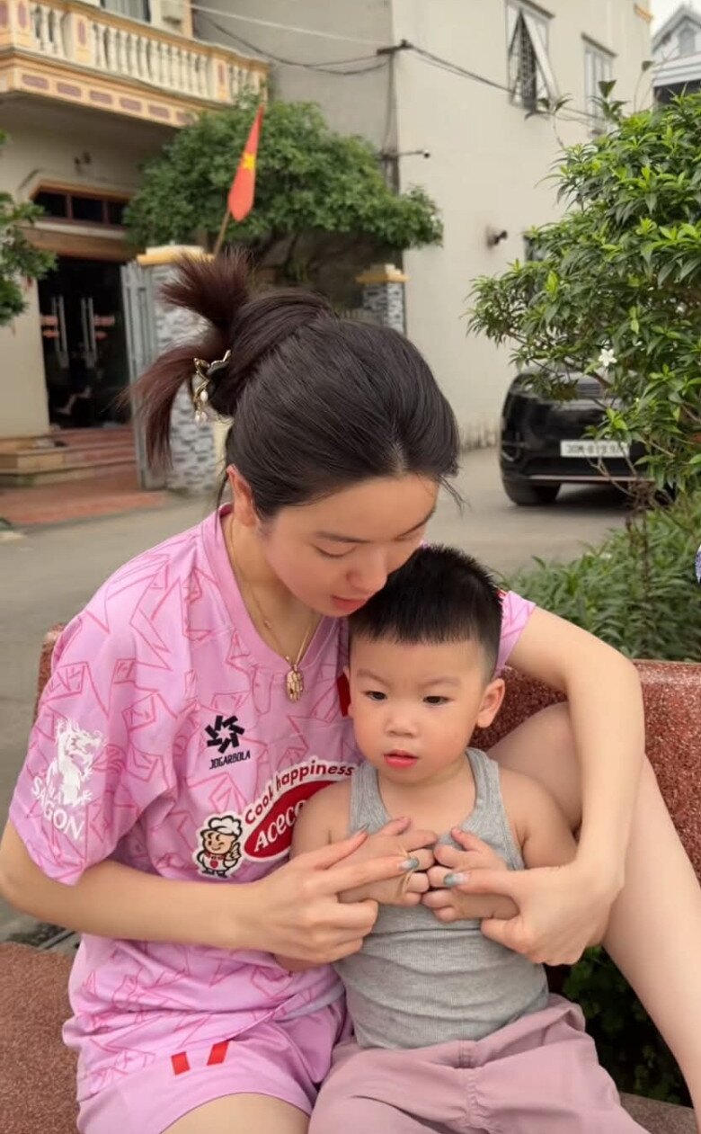 Trong một video gần đây, Chu Thanh Huyền tỉ mỉ dạy bé Lido tập nói chúc mừng sinh nhật bố Quang Hải khiến ai nấy thích thú vì bà mẹ rất khéo léo, vừa dạy con hay vừa biết nịnh chồng.