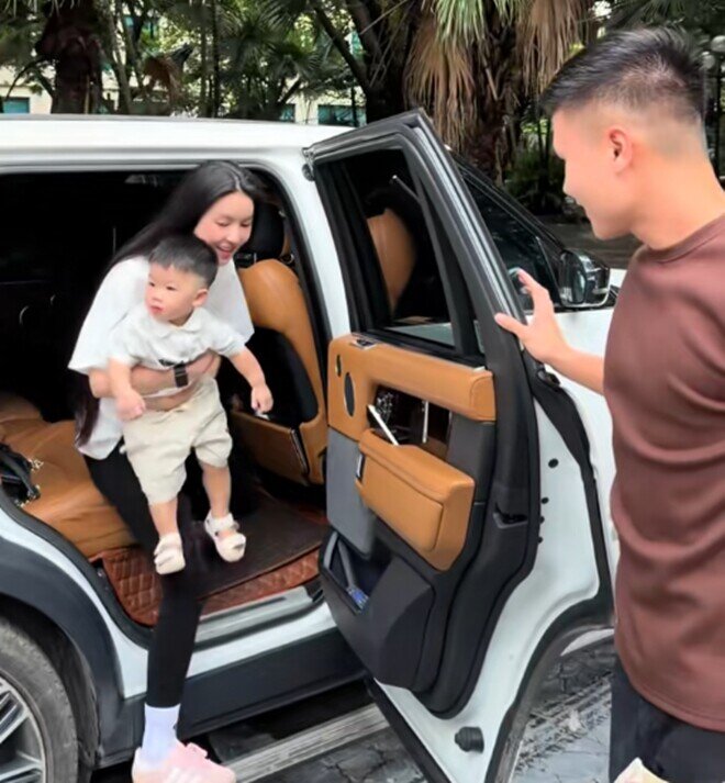 Không chỉ dừng lại ở việc chăm bé Lideo ở nhà, Chu Thanh Huyền và Quang Hải còn chăm chút đưa đón con trai đi học mỗi ngày.