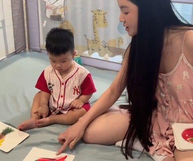 Khi về nhà thì dạy bé học các thẻ bài có in hình đồ vật, loại quả. Phương pháp dạy của Chu Thanh Huyền được khen ngợi là khéo, giúp bé ghi nhớ nhanh.