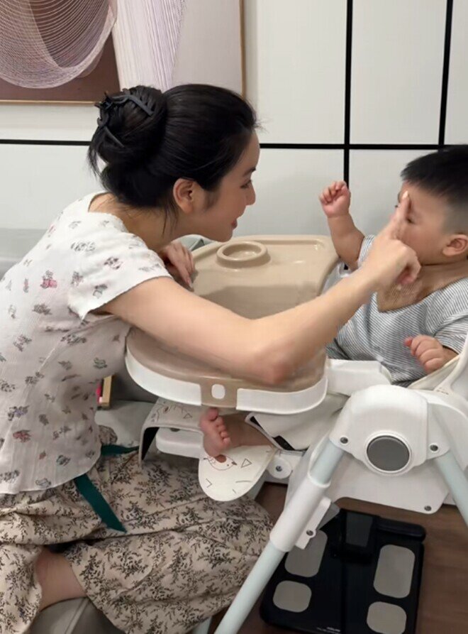 Bà mẹ còn tranh thủ những lúc vừa cho con chơi vừa tương tác, dạy bé học các bộ phận trên gương mặt.