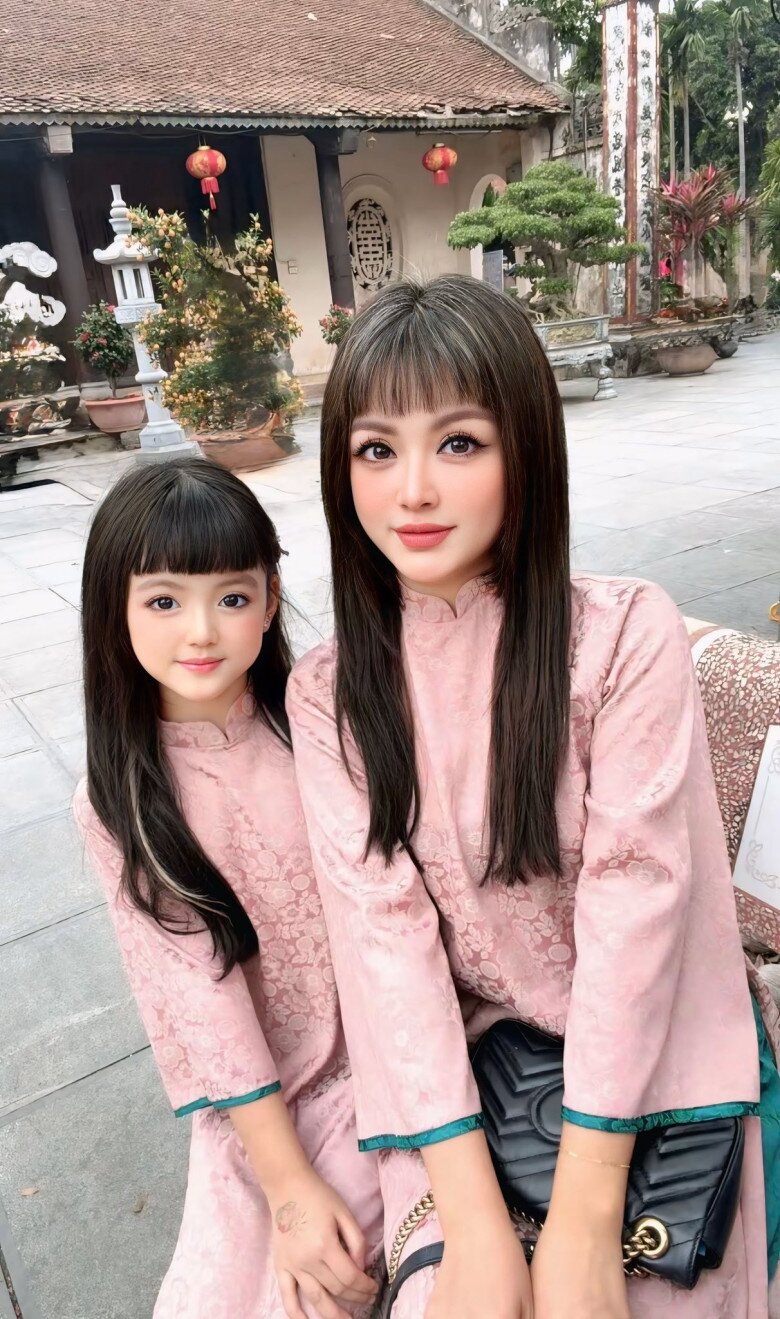 Bé Cherry và mẹ ruột Ly Nguyễn.