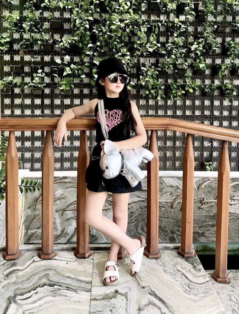 Cô bé thường xuyên xuất hiện với những bộ quần áo rất phong cách và phụ kiện đẹp mắt.