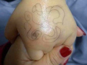 Yêu con - Con gái khoe hình vẽ người lạ tặng trên tay, phụ huynh xem xong âm thầm gọi cảnh sát