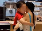 Yêu con - Nắng nóng, mẹ mặc áo hở lưng cùng con đi ra ngoài, hành động đáng yêu của em bé khiến người xung quanh bật cười
