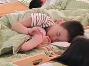 Yêu con - Cô giáo gửi ảnh con không chịu ngủ trưa ở lớp, nhìn bàn tay bé bố lo lắng