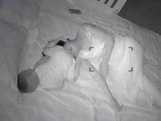 Yêu con - Vợ ngày càng lạnh nhạt, hờ hững, chồng lén đặt camera phòng ngủ thì thấy cảnh không thể bình tĩnh