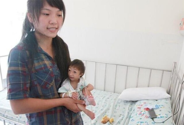 Sinh con có ngoại hình khác lạ được hỏi mua với giá 200 triệu, người mẹ nghèo quyết giữ con và hạnh phúc sau 17 năm - 2