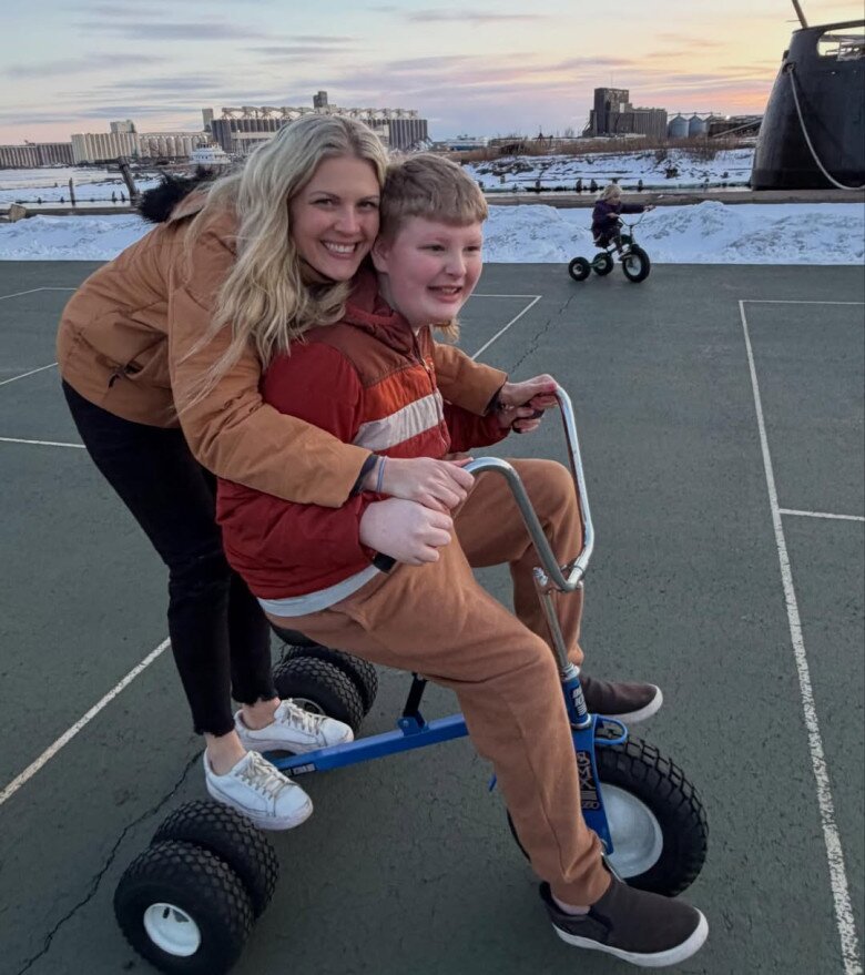 Sau 5 năm bị amp;#34;ngó lơamp;#34;, em trai bật khóc khi lần đầu được anh mắc tự kỷ gọi tên - 4