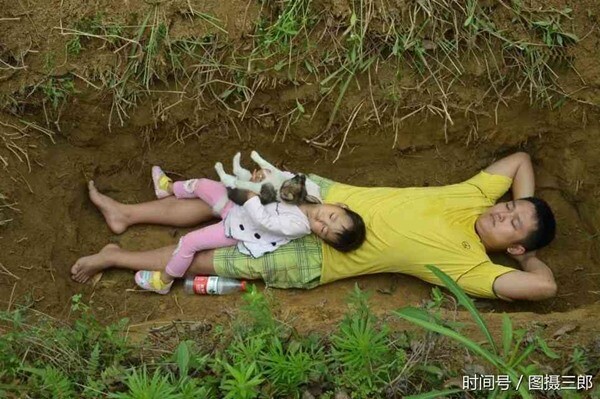 Ông bố trẻ ngày ngày bế con gái ra mộ đào sẵn nằm, nhiều người bất ngờ khi biết sự thật - 4