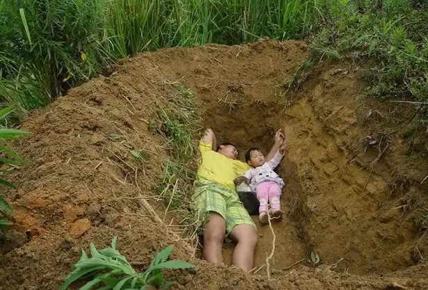 Một người cha đào mộ cho con gái 2 tuổi, nói rằng việc này giúp con chuẩn bị cho tương lai