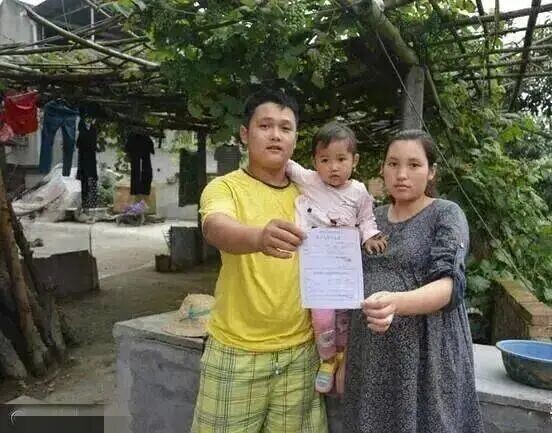 Ông bố trẻ ngày ngày bế con gái ra mộ đào sẵn nằm, nhiều người bất ngờ khi biết sự thật - 3