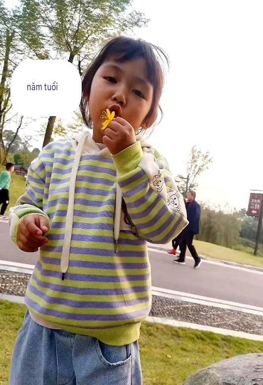 Ông bố trẻ ngày ngày bế con gái ra mộ đào sẵn nằm, nhiều người bất ngờ khi biết sự thật - 7