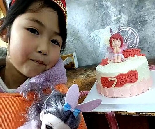 Ông bố trẻ ngày ngày bế con gái ra mộ đào sẵn nằm, nhiều người bất ngờ khi biết sự thật - 9