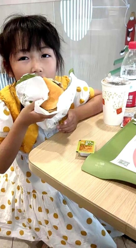 Ông bố trẻ ngày ngày bế con gái ra mộ đào sẵn nằm, nhiều người bất ngờ khi biết sự thật - 10