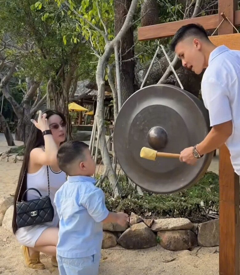 Cậu nhóc còn được khám phá nhiều điều mới lạ nơi đây.