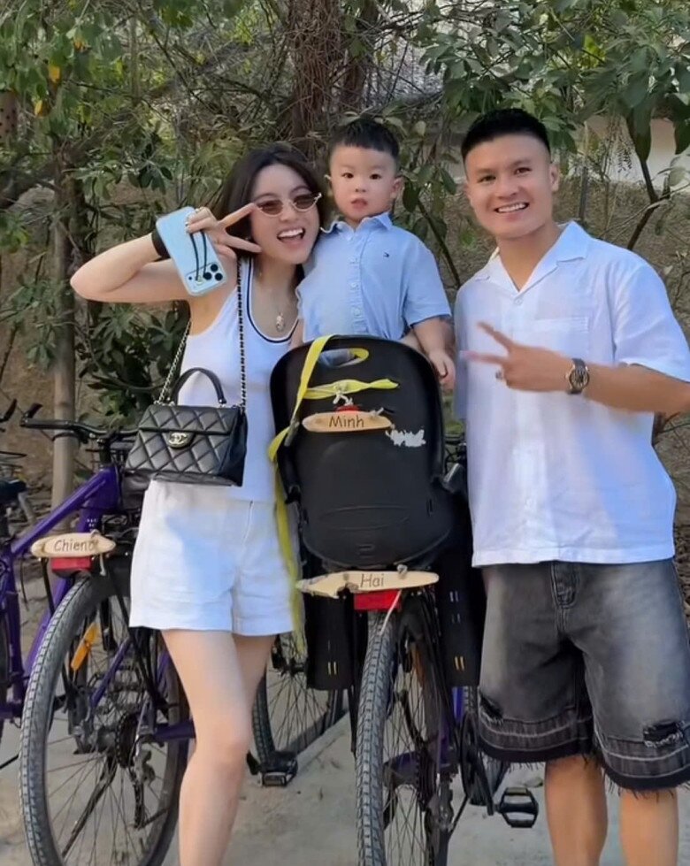Quang Hải và vợ đại gia Chu Thanh Huyền đưa con đi trốn nóng ở Nha Trang, chồng chăm con, vợ thoải mái diện biniki khoe dáng - 8