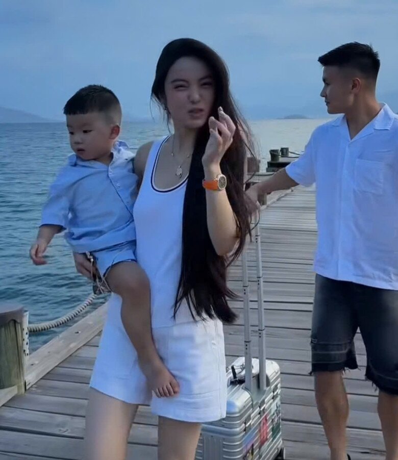 Quang Hải và vợ đại gia Chu Thanh Huyền đưa con đi trốn nóng ở Nha Trang, chồng chăm con, vợ thoải mái diện biniki khoe dáng - 1