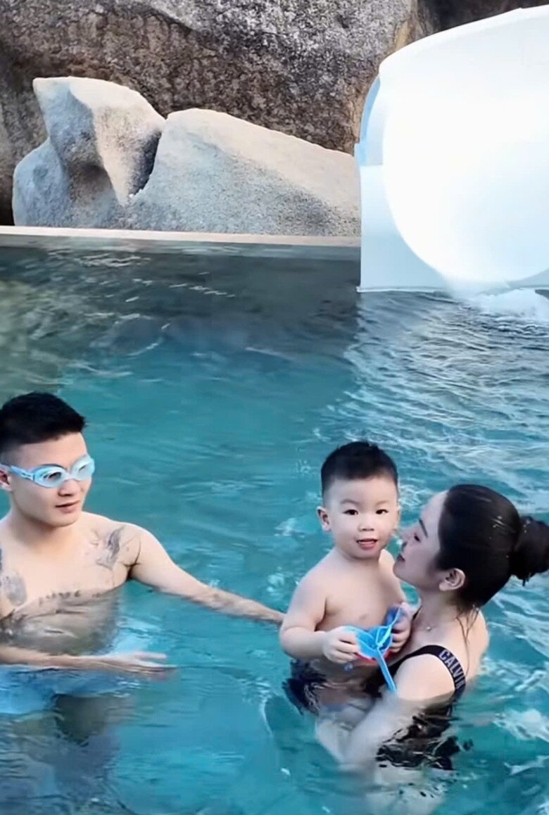 Lido thích thú khi được bơi dưới nước.