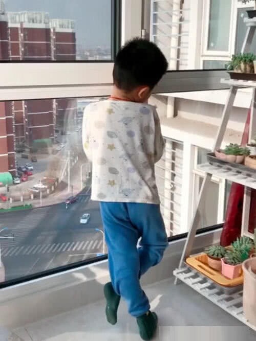 Thấy con đứng im lặng hồi lâu nhìn sang cửa sổ nhà hàng xóm, mẹ bật cười khi biết điều khiến bé ngẩn ngơ - 1