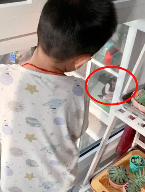 Thấy con đứng im lặng hồi lâu nhìn sang cửa sổ nhà hàng xóm, mẹ bật cười khi biết điều khiến bé ngẩn ngơ - 2