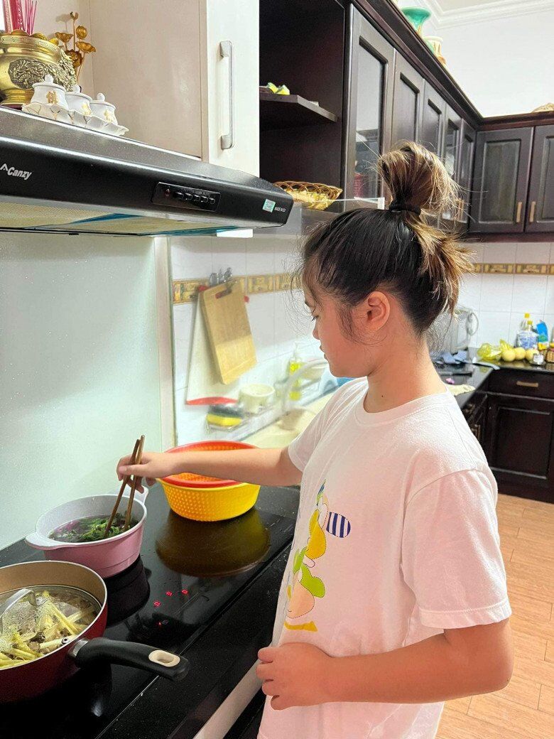 Nhờ sự dạy dỗ của mẹ, Nguyệt Cát còn nhỏ đã biết nấu ăn như luộc rau, rán trứng, hấp thức ăn…