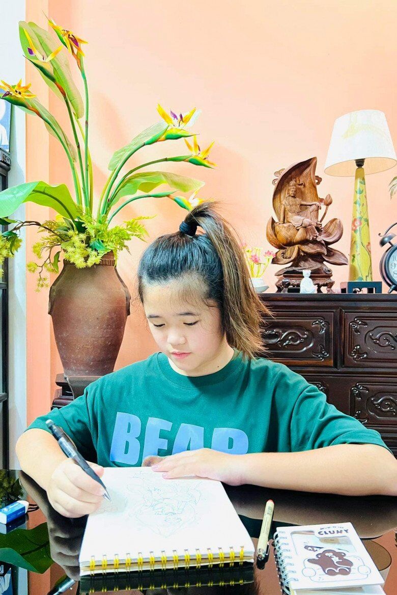 Ngoài ra, cô bé còn tự giác học bài, rảnh rỗi thì tập vẽ, đồng thời biết dọn dẹp nhà cửa, phụ mẹ lau dọn ban thờ…