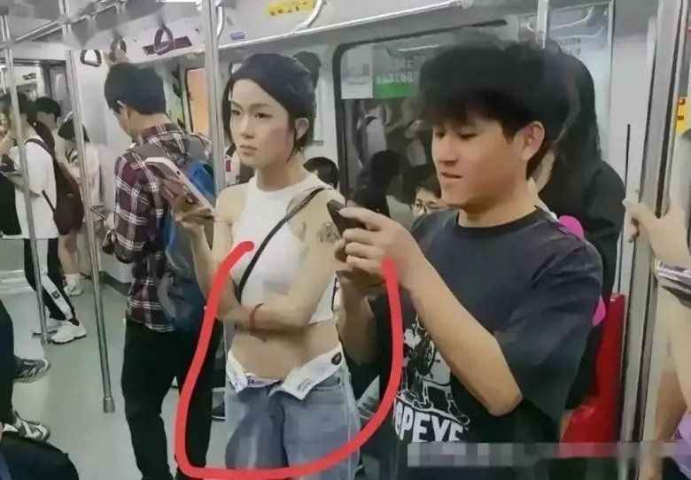Trời nóng, nữ sinh mặc hở đi tàu điện bị cụ bà nhắc nhở, cô gái liền rút ra một thứ khiến bà lập tức im lặng - 1
