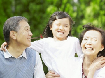 Về già, nếu có thể hãy chọn sống gần con cái, không chung nhà cũng nên cách nhau vài phút đi bộ