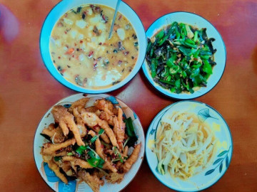 Mẹ chồng nấu cơm thịnh soạn 4 món cho con dâu mang bầu, nhìn kĩ từng món nhiều người lo