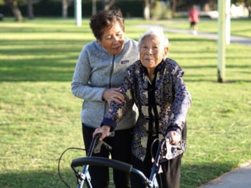 Lời than thở của người phụ nữ 68 tuổi: Vừa trông cháu, vừa chăm mẹ già U100, tôi mệt muốn khóc mỗi ngày