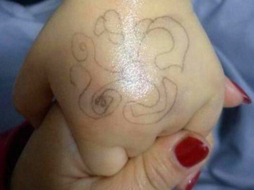 Con gái khoe hình vẽ người lạ tặng trên tay, phụ huynh xem xong âm thầm gọi cảnh sát