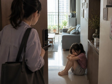 Ôm con về sống với chồng mới, một lần về giữa trưa thấy cách anh đối xử với con, tôi ly hôn