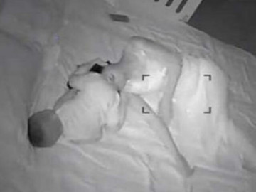 Vợ ngày càng lạnh nhạt, hờ hững, chồng lén đặt camera phòng ngủ thì thấy cảnh không thể bình tĩnh