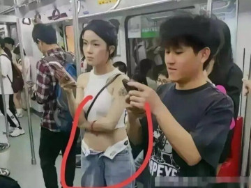 Trời nóng, nữ sinh mặc hở đi tàu điện bị cụ bà nhắc nhở, cô gái liền rút ra một thứ khiến bà lập tức im lặng