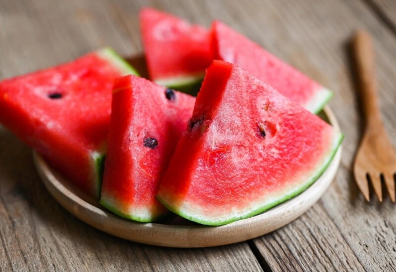 Dưa hấu chứa hơn 90% là nước, giúp cơ thể nhanh chóng bù lại lượng nước mất do đổ mồ hôi. Ngoài ra, loại quả này còn giàu vitamin C, A và chất chống oxy hóa như lycopene, hỗ trợ bảo vệ tế bào khỏi tác động của nắng nóng.