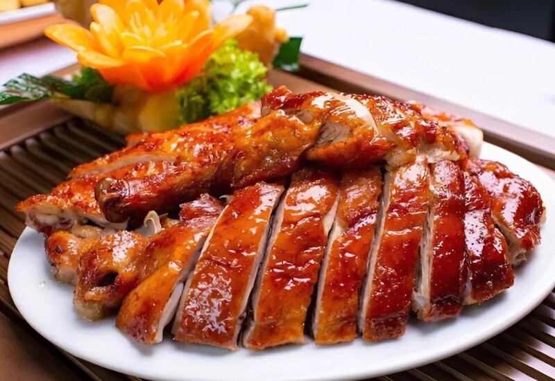 Vịt quay là đặc sản trứ danh của Lạng Sơn, nổi bật nhờ cách tẩm ướp lá mắc mật đặc trưng. Thịt vịt được chọn từ giống vịt bầu Thất Khê, quay thủ công trên than hoa, tạo lớp da vàng óng, dậy mùi thảo mộc rất riêng của núi rừng Đông Bắc.