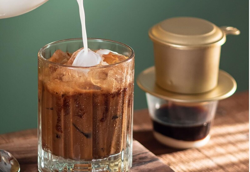 Cà phê sữa đá hay còn gọi là nâu đá là đặc trưng trong văn hóa ẩm thực đường phố Việt Nam. Ly cà phê sữa đá bắt đầu từ những giọt cà phê phin nhỏ chậm rãi, đậm đặc, hòa cùng lớp sữa đặc ngọt béo phía dưới. Khi khuấy đều và thêm đá, vị đắng – ngọt cân bằng.