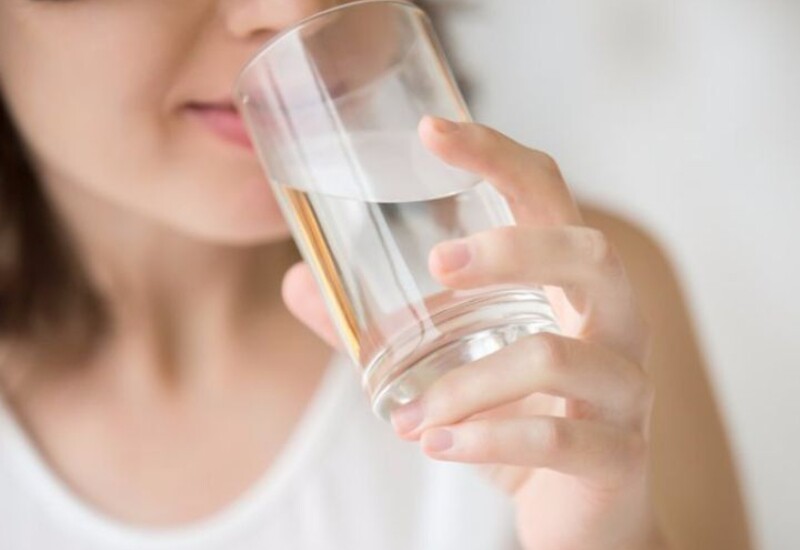 Uống một ly nước ấm: Hoạt động này trước khi ngủ giúp cơ thể duy trì độ ẩm, hỗ trợ quá trình đào thải độc tố và thúc đẩy tuần hoàn máu nhẹ nhàng trong đêm. Đây là cách đơn giản nhưng hiệu quả để thanh lọc cơ thể từ bên trong.
