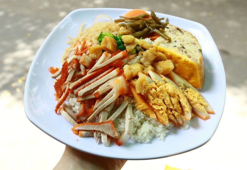Cơm tấm Long Xuyên là một trong những đặc sản An Giang mang nét riêng khó trộn lẫn. Điểm đặc biệt nằm ở phần cơm tơi xốp, sườn nướng thơm lừng cùng bì nhuyễn mịn, ăn kèm trứng kho và nước mắm pha vừa vị, tạo nên tổng thể hài hòa, nhất định phải thử 1 lần.