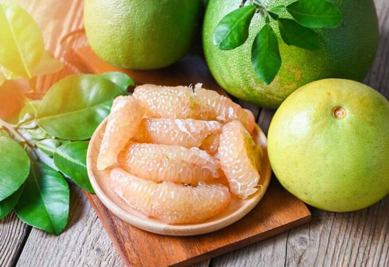 Bưởi nổi tiếng với hàm lượng vitamin C cao, giúp tăng cường hệ miễn dịch và làm đẹp da hiệu quả từ bên trong. Các hợp chất như lycopene và bioflavonoids trong bưởi còn hỗ trợ giảm cholesterol xấu, bảo vệ hệ tim mạch và giúp cơ thể đốt cháy mỡ thừa nhanh chóng. 