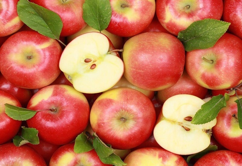 Táo là loại trái cây phổ biến, giá rẻ, thường có mặt quanh năm tại các chợ Việt. Loại quả này giàu pectin – một dạng chất xơ hòa tan giúp giảm hấp thu cholesterol xấu trong máu. Ngoài ra, táo còn chứa polyphenol giúp chống oxy hóa và bảo vệ thành mạch.