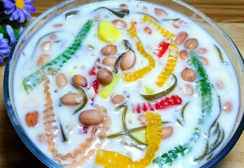 Chè thưng là món chè dân dã mang trong mình cả “hồn quê” mộc mạc, với cái tên nghe vừa lạ vừa gợi cảm giác thân thuộc. Bên trong bát chè là sự hòa quyện của đậu xanh, bột khoai, phổ tai, mộc nhĩ và hạt sen, tạo nên hương vị ngọt thanh, bùi nhẹ của đậu và khoai.