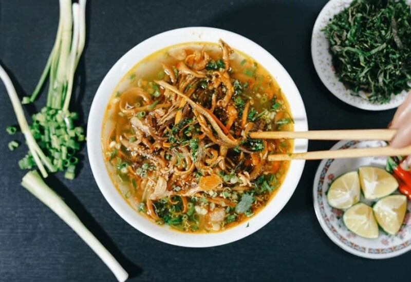 Cháo lươn là một trong những đặc sản Nghệ An nổi tiếng nhất, gần như được xem là món “phải thử” khi ghé Vinh. Khác với nhiều nơi, lươn ở Nghệ An thường được xào săn, thấm nghệ, tiêu, hành tăm rồi ăn cùng cháo nóng, tạo nên vị cay thơm, béo ngậy và rất cuốn.