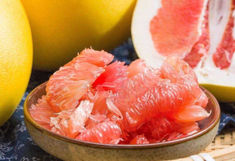 Xuất hiện nhiều ở các khu chợ truyền thống nhưng ít ai biết bưởi là “kho báu vitamin” tự nhiên. Bưởi chứa vitamin C, vitamin B1 và nhiều hợp chất chống oxy hóa giúp cơ thể tăng sức đề kháng, giảm cảm giác uể oải. 