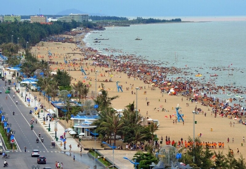 Biển Sầm Sơn nằm tại phường Sầm Sơn, tỉnh Thanh Hóa là bãi biển nổi tiếng với bờ cát dài, thoai thoải, dáng cong như vầng trăng khuyết, nước biển xanh và không gian nghỉ dưỡng sôi động bậc nhất Bắc Trung Bộ.
