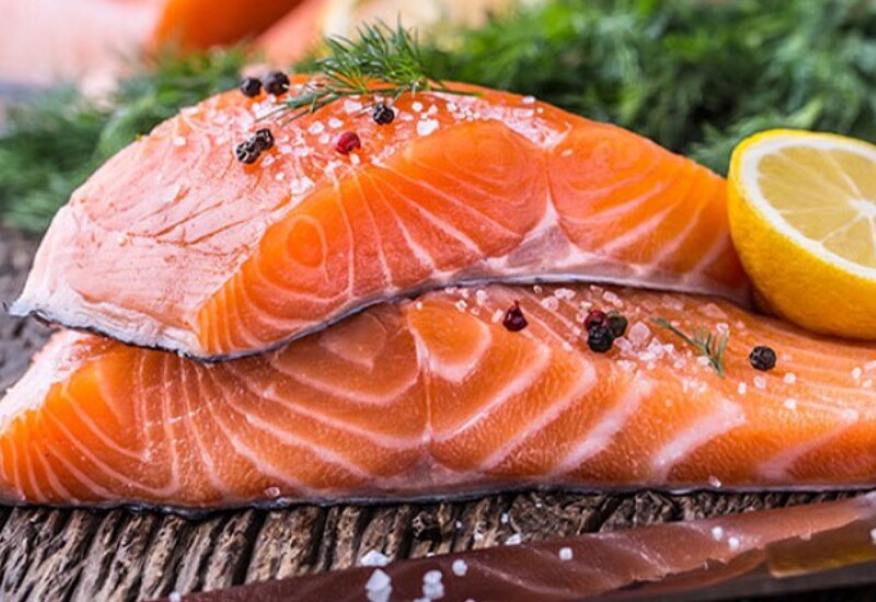Nếu nói về dinh dưỡng thì không thể bỏ qua cá hồi. Loại cá này là thực phẩm giàu đạm chất lượng cao, omega-3 và nhiều dưỡng chất cần thiết, phù hợp để bổ sung vào thực đơn của nhiều thành viên trong gia đình.