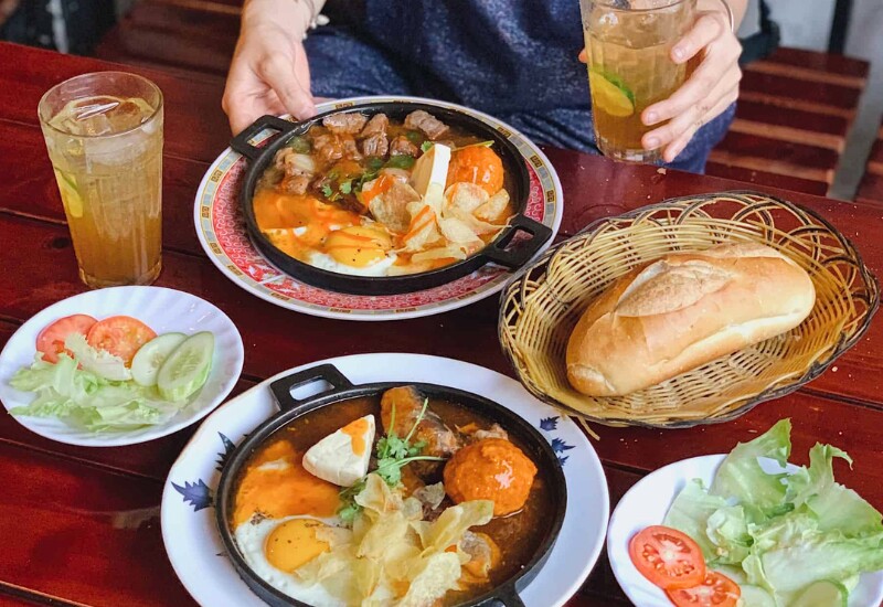 Bánh mì chảo là lựa chọn hấp dẫn cho du khách muốn thưởng thức một bữa sáng đậm chất Việt Nam. Các topping ăn kèm gồm pate, trứng ốp la, xúc xích, chả cá, phô mai hoặc thịt bò, tất cả được đặt trong chiếc chảo nóng với nước sốt đậm đà.