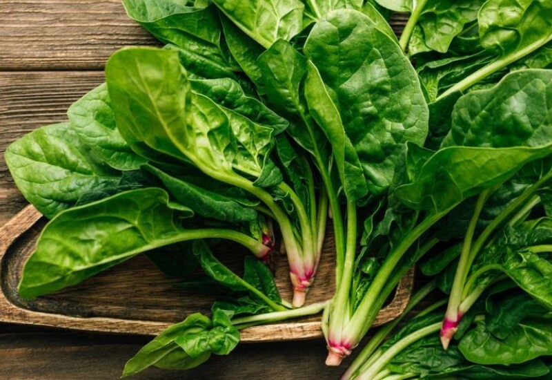 Cải bó xôi là loại rau lá xanh giàu vitamin A, C, K, folate, sắt và magie. Hàm lượng chất chống oxy hóa trong loại rau này cũng khá cao, giúp cơ thể bổ sung vi chất cần thiết từ bữa ăn hằng ngày. Đây là món rau đơn giản, dễ chế biến, đáng thêm vào thực đơn.