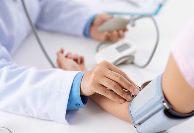 Huyết áp luôn ở mức ổn định: Đây là một trong những tín hiệu quan trọng cho thấy hệ tim mạch đang hoạt động tương đối tốt. Khi áp lực máu không thường xuyên tăng cao, thành mạch ít bị tổn thương hơn, từ đó giảm nguy cơ hình thành biến cố mạch máu não.